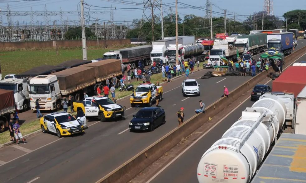Paraná registra ao menos 64 pontos de bloqueios nas estradas